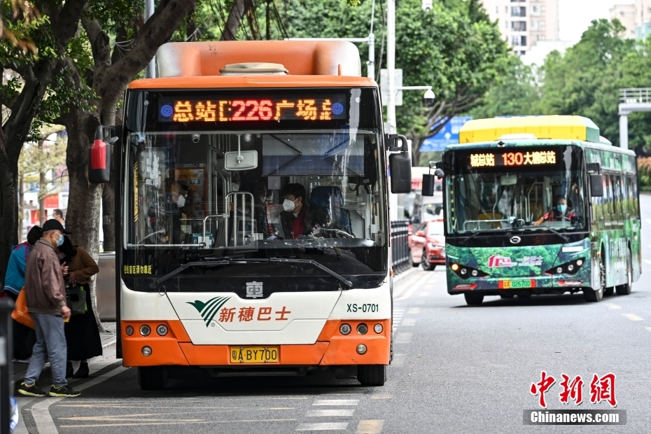 12月1日，廣東省廣州市海珠區，公交車有序進站。中新社記者 陳驥旻 攝 