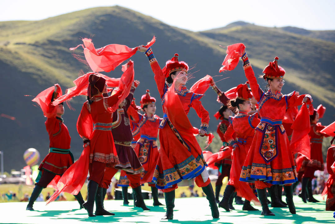 2022年8月8日，烏蘭牧騎隊員們在第九屆內(nèi)蒙古自治區(qū)烏蘭牧騎藝術(shù)節(jié)開幕式上進(jìn)行文藝表演。丁根厚 攝