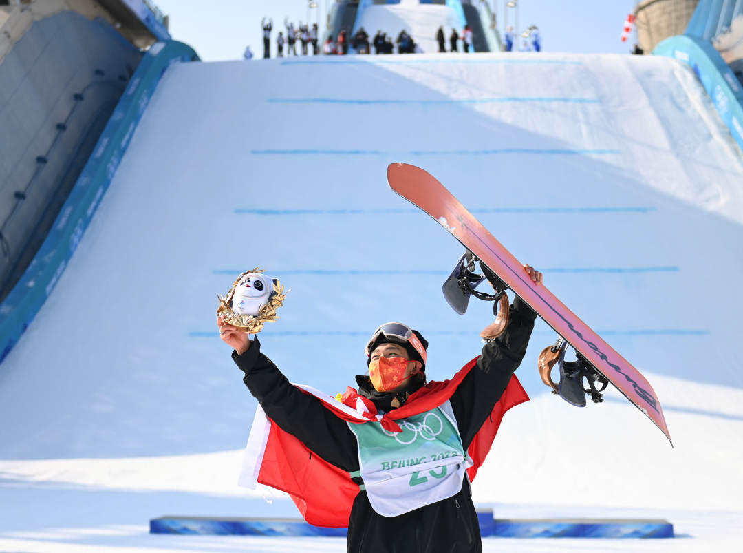 2022年2月15日，中國選手蘇翊鳴在單板滑雪男子大跳臺決賽奪冠后慶祝。新華社記者黃宗治攝