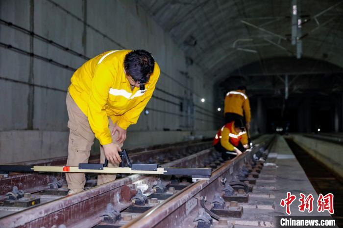 中國鐵路南寧局集團有限公司南寧工務段職工使用道尺檢查吳圩機場高鐵站高鐵線路設備。　韋剛 攝