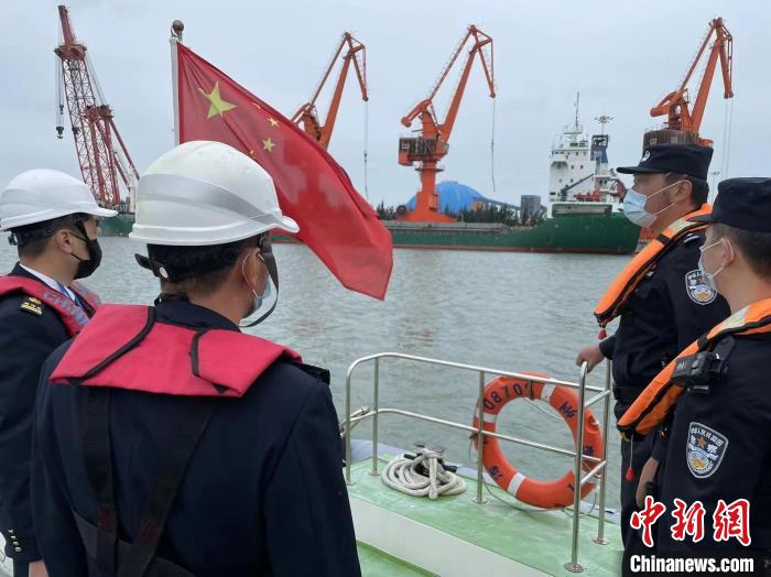 邊檢人員在古雷港區執勤。　漳州邊檢站供圖