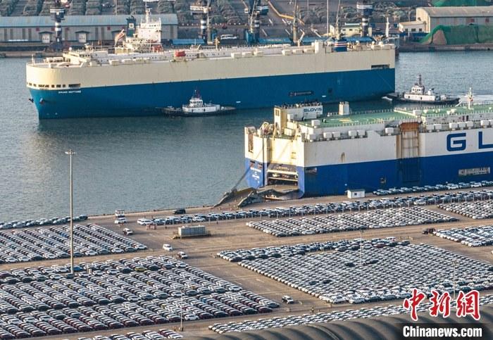 資料圖：山東港口煙臺港外貿商品車排隊“出海”（無人機照片） 中新社發 山東港口煙臺港 供圖